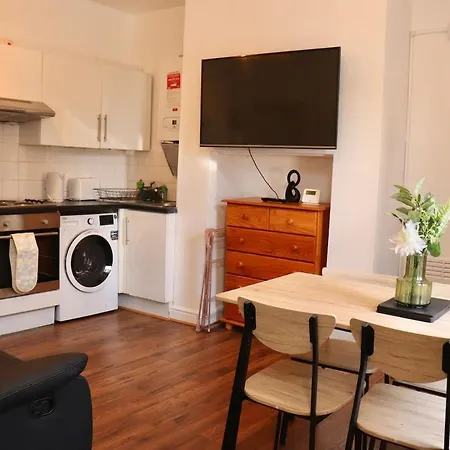 Apartment Budget Friendly 2 Bed Featured House With Parking
