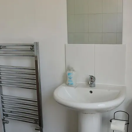 Budget Friendly 2 Bed Featured House With Parking Apartment *