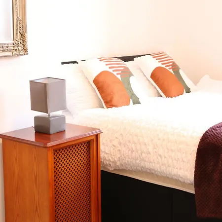 Apartment Budget Friendly 2 Bed Featured House With Parking *
