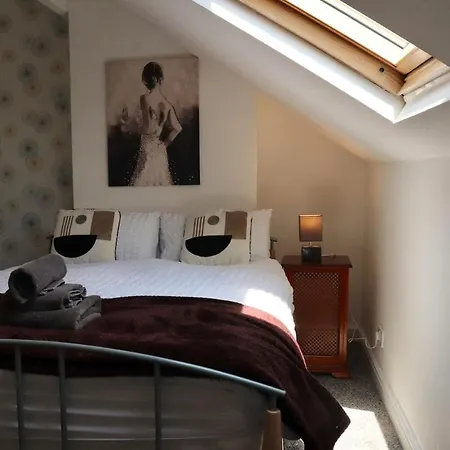 Apartment Budget Friendly 2 Bed Featured House With Parking
