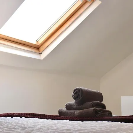 Budget Friendly 2 Bed Featured House With Parking Apartment *