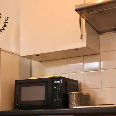 Apartment Budget Friendly 2 Bed Featured House With Parking