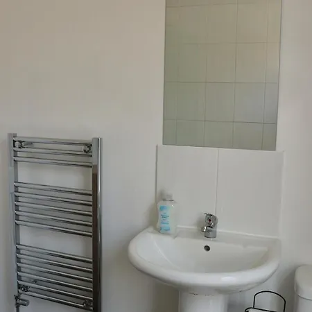 Budget Friendly 2 Bed Featured House With Parking Leeds (West Yorkshire)