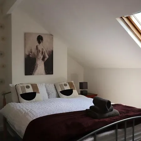 Budget Friendly 2 Bed Featured House With Parking Leeds (West Yorkshire)