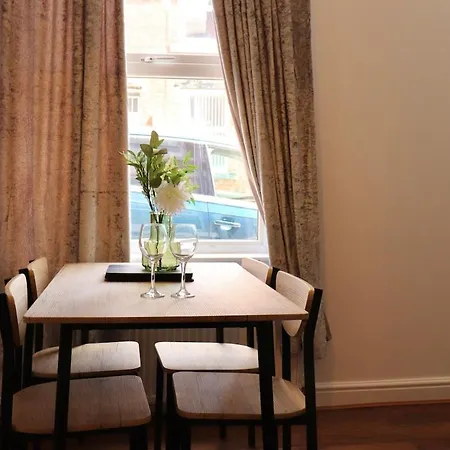 Budget Friendly 2 Bed Featured House With Parking Leeds (West Yorkshire)