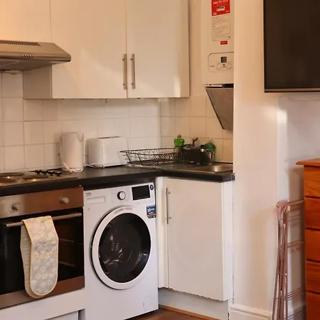 Budget Friendly 2 Bed Featured House With Parking Apartment *