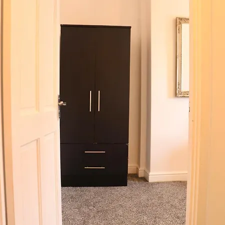 Budget Friendly 2 Bed Featured House With Parking Apartment *