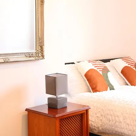 Budget Friendly 2 Bed Featured House With Parking * Leeds (West Yorkshire)
