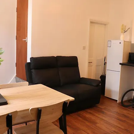 Budget Friendly 2 Bed Featured House With Parking Apartment *