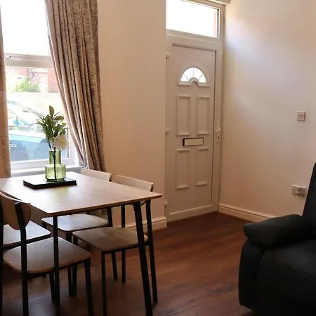 Budget Friendly 2 Bed Featured House With Parking Apartment *