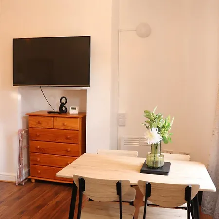 Apartment Budget Friendly 2 Bed Featured House With Parking