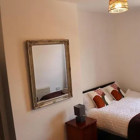 Apartment Budget Friendly 2 Bed Featured House With Parking *