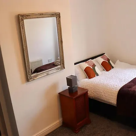 Apartment Budget Friendly 2 Bed Featured House With Parking