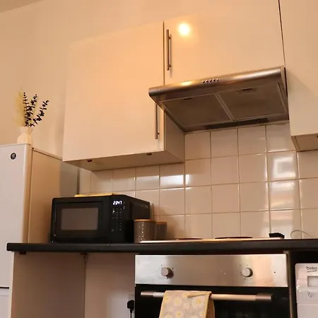 Budget Friendly 2 Bed Featured House With Parking *